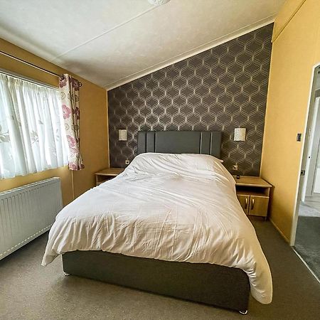 Stunning Lodge With Decking At Oaklands Holiday Park In Essex Ref 39017Rw Клактън он Сий Екстериор снимка