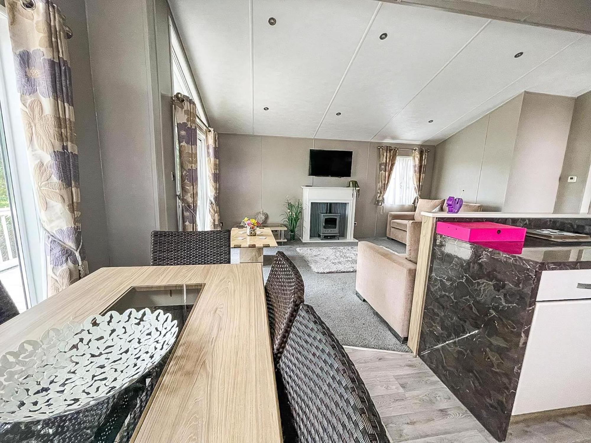 Stunning Lodge With Decking At Oaklands Holiday Park In Essex Ref 39017Rw Клактън он Сий Екстериор снимка