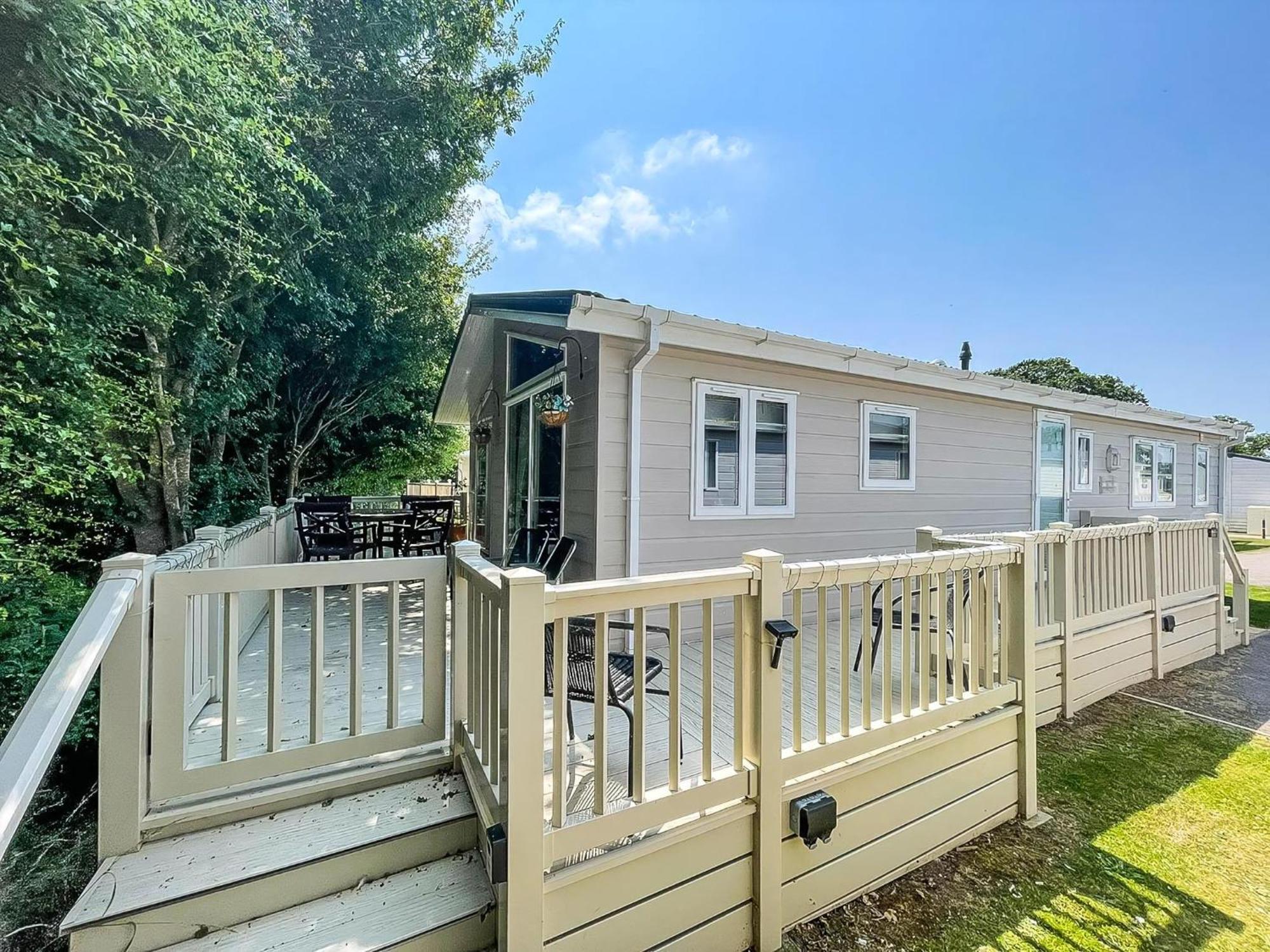 Stunning Lodge With Decking At Oaklands Holiday Park In Essex Ref 39017Rw Клактън он Сий Екстериор снимка