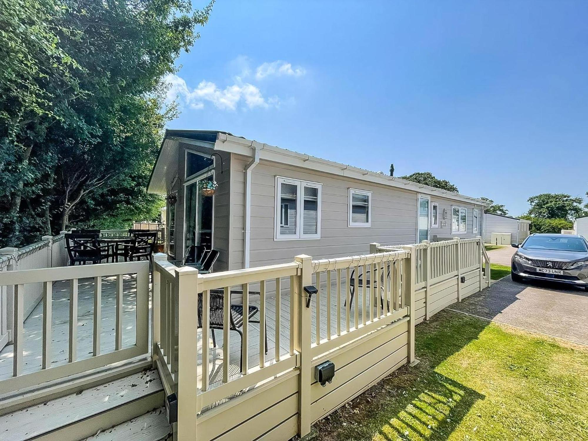 Stunning Lodge With Decking At Oaklands Holiday Park In Essex Ref 39017Rw Клактън он Сий Екстериор снимка