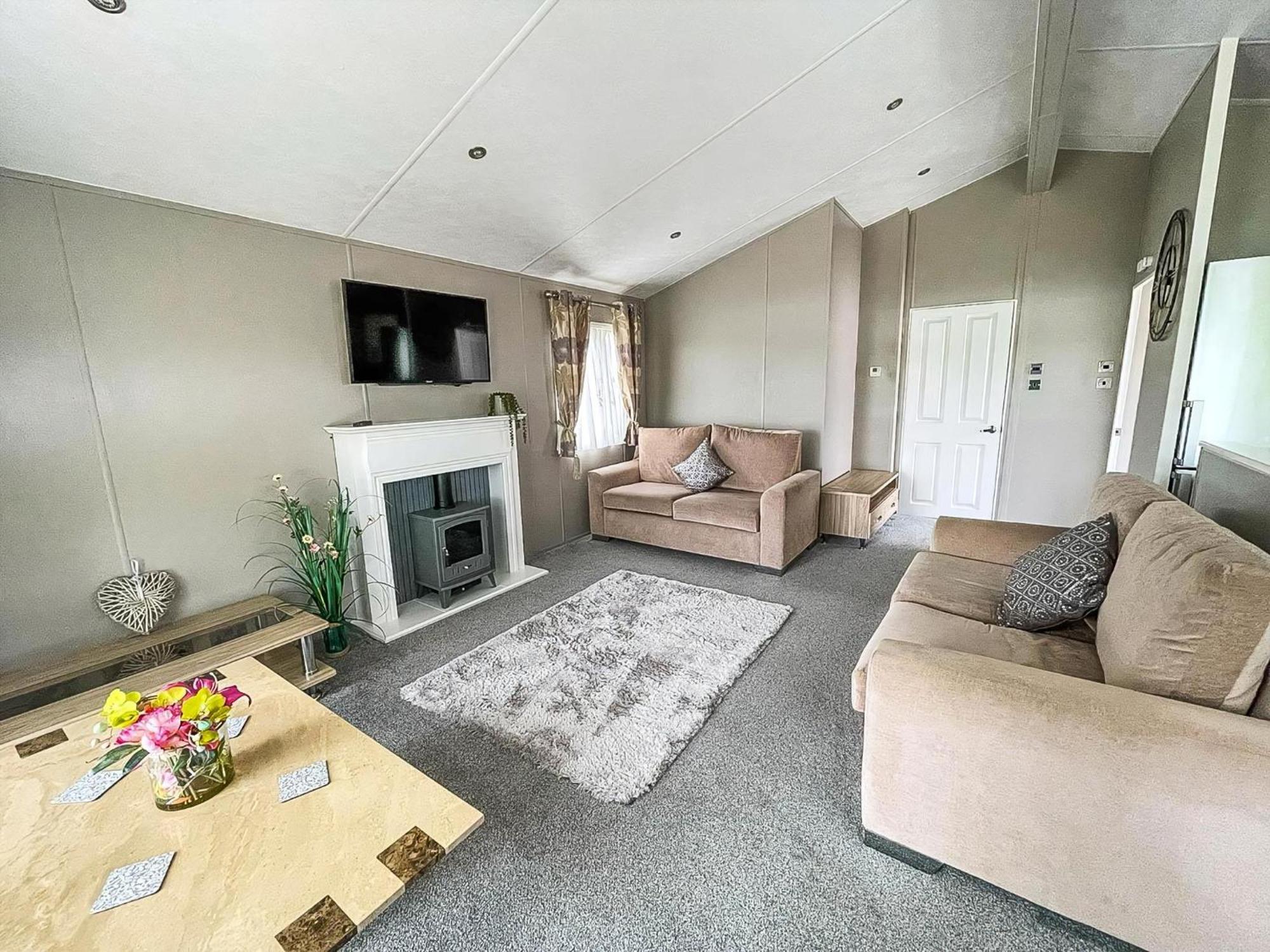 Stunning Lodge With Decking At Oaklands Holiday Park In Essex Ref 39017Rw Клактън он Сий Екстериор снимка