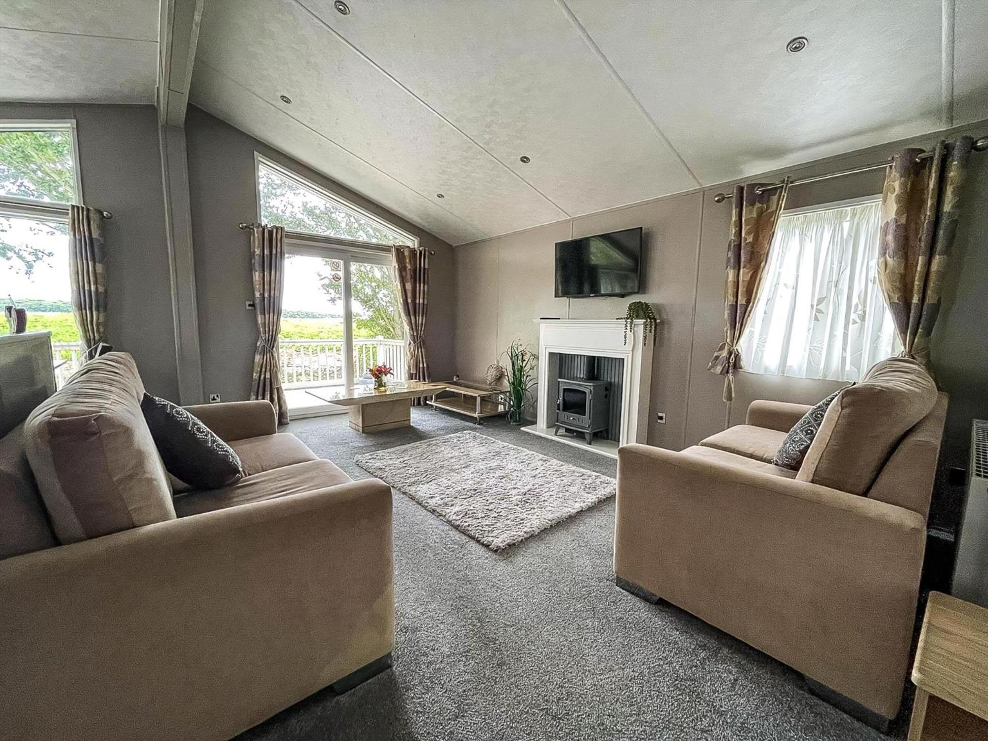 Stunning Lodge With Decking At Oaklands Holiday Park In Essex Ref 39017Rw Клактън он Сий Екстериор снимка